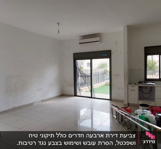סולם, דליים ומברשות לצביעת קיר בחדר ריק
